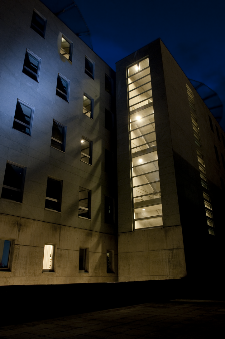 Bâtiment de la PMU de nuit